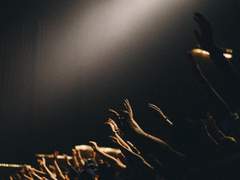 거짓 낙원의 연출가.