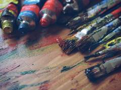 칼날 위를 걷는 것 같은 하루하루가 끊기길 바라며 살아갔다.