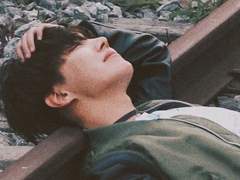 손깍지 끼는 놈