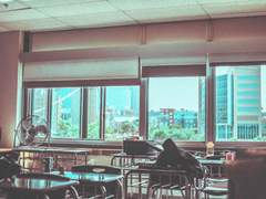 [셈한] 아직 눅눅한 한여름이었다.