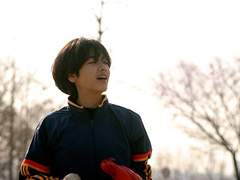 흙먼지를 뒤집어 쓴 뉴발란스 운동화