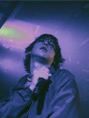 조의 저택 앞은 가타부타 말이 많았다.