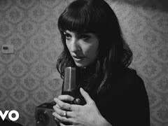 잘게 쪼개진 애틋함에 자꾸 혀를 베여 입안이 쓰렸다