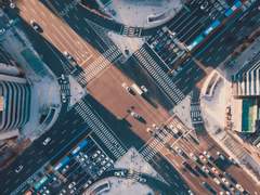 [레뷰스타] 십자로에 서서 하늘과 건배하니