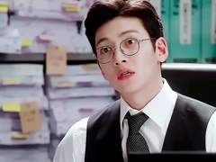 나는 눈을 뜨지 않았다.