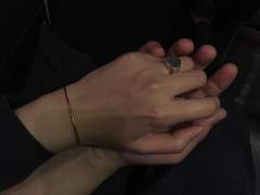 손과 손에 붉은 실이 이어진 채 왔다 했죠.