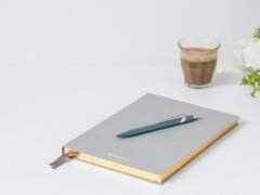 서로 다른 곳을 향해 뻗어가는 직선처럼