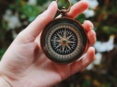 나침반이 F를 가리킬 때