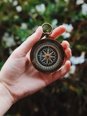 나침반이 F를 가리킬 때