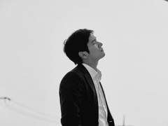 벼랑 끝에 앉아 바라다.