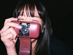 사진에 얽매여 추억에 잠기다.