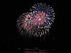 그럼에도 폭죽은 화려해서