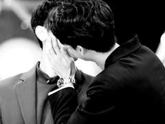 다가서고, 밀어내고, 다시 끌어안고