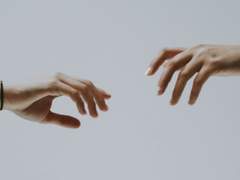 오버가 손을 먼저 잡자고 했다.