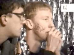 [콕슨로운트리] 마른 볼에다 검은 펜을 직직 그어댔다.