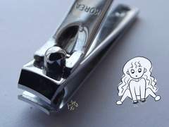 파란색 소리를 마시며 손톱을 깎았어