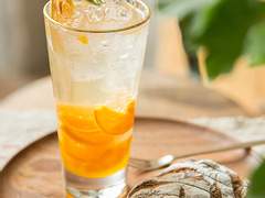 [셈한] 창문을 크게 열어 젖혔다.