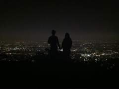 어둠 속에서 달은 더 밝다고.