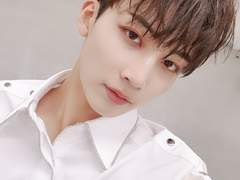 [윤른] 그는 세상의 중심이다