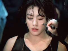 손톱을 바싹 깎는 정국