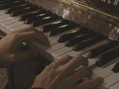 그가 걸어간 길에는