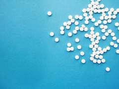 여성이 지출하지 않았어도 되는 돈의 액수를 구하시오.