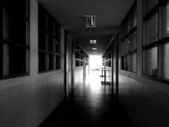 저녁에 불 꺼진 교실 들르는 해은