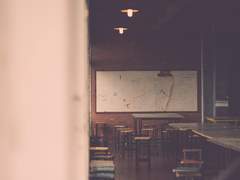 어째서 그녀는 뉴욕을 떠날 수밖에 없었나?