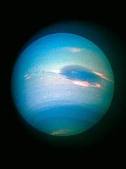 지금은 분명 낮인데, 창밖이 너무 어두워.