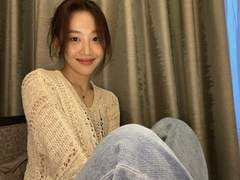 4월의 하루를 휩쓸고 지나간 폭풍처럼 폭설이 내리고 국경 밖에서는 공중 높이 엄마가 별빛처럼 펄럭이는 계절이었다