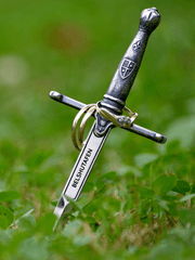 전장의 깃발은 여전히 흩날려