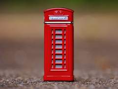 24. 빨간 공중 전화 박스