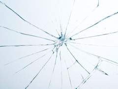 깨진 유리파편과 퍼즐조각 1