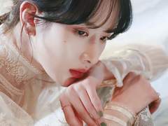 나는 남아 혼자 먼저 잠든 밤을 내려다본다