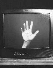 사탄이라는 이가 비를 내리니, 우리는 도망간다.