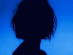 V . 줄로 엮어 , 새어나가지 않게 묶은 말