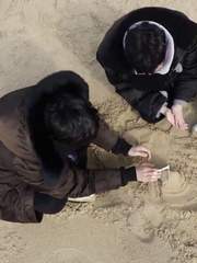 그는 나를 사랑하고있다