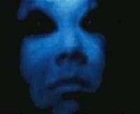 건물 맞은편 무당의 시선