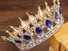 황태녀는 황관을 든다