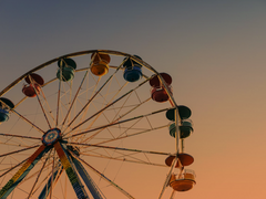 관람차는 느리게 돌아가고 있었다