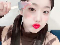 에이프릴 이나은 토파즈