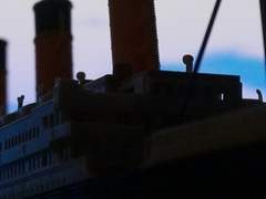 흔들리는 파도 위, 유람선 한 척.