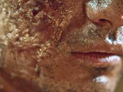 파도에 부딪혀 무너지는 순간이 있다. 中