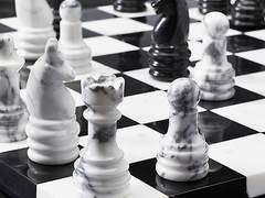 체스에서 이기려면 왕을 잡는다.