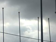 네 눈물이 내게 닿으면 난 무너지는 우주가 된다.