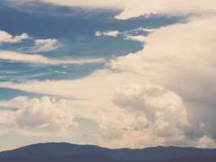 밝은 별이 밤바다 위로 드리울 때,