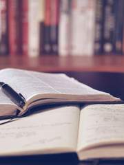 파란 하늘과 도는 세상을 바라보며