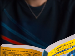 굴하거나, 맞서거나