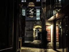 시선이 드문 곳으로 갈까요.