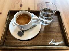 클린한 에스프레소와 클린한 오늘의 커피